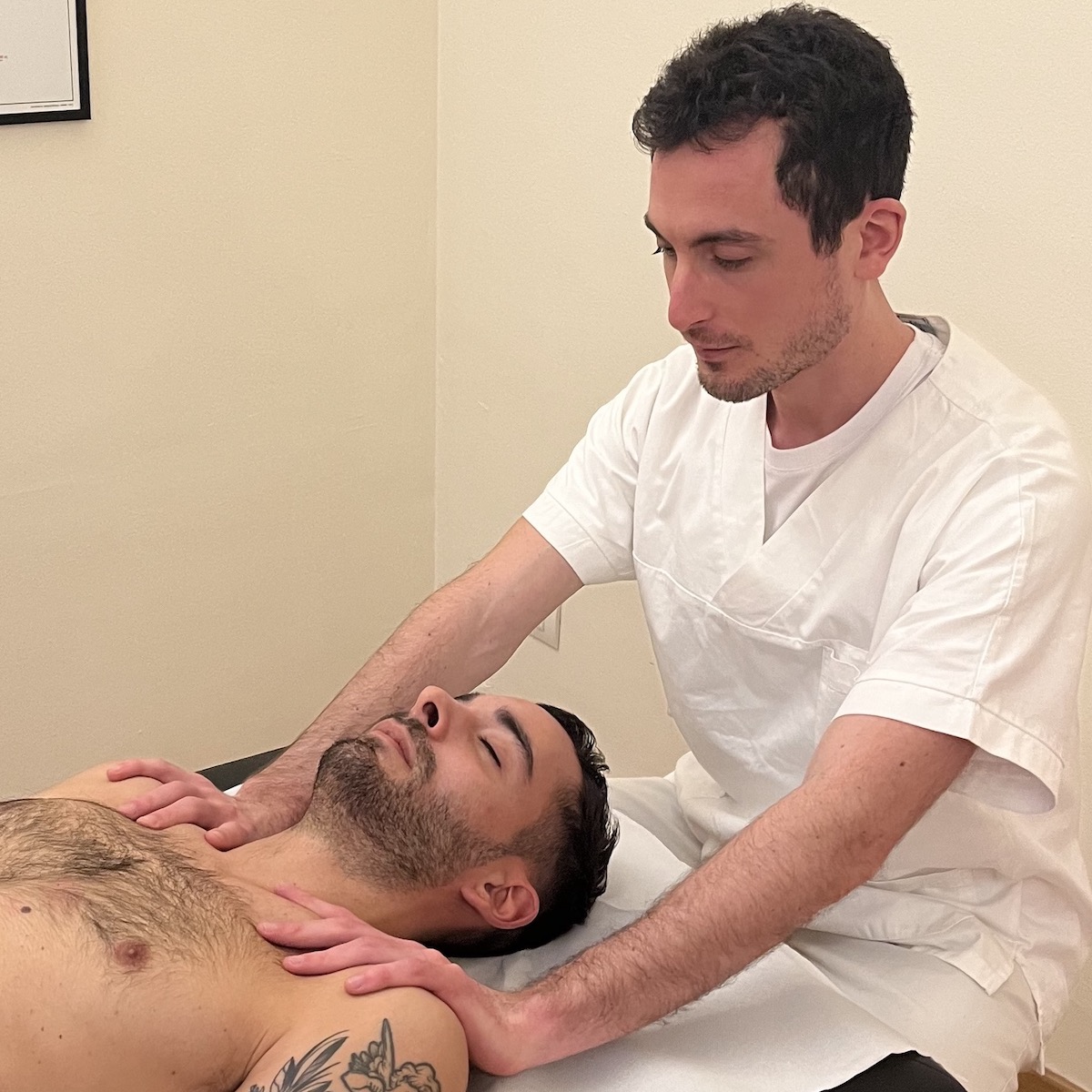 Dott. Creperio fisioterapista tratta patologia alla spalla ad un paziente nello studio di Milano