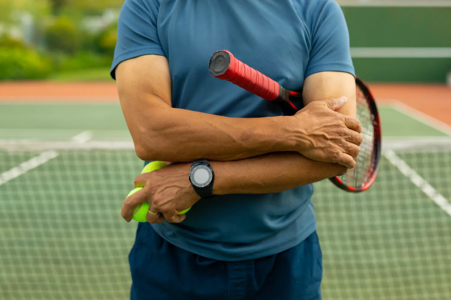 persona con racchetta da tennis in mano ha il gomito del tennista