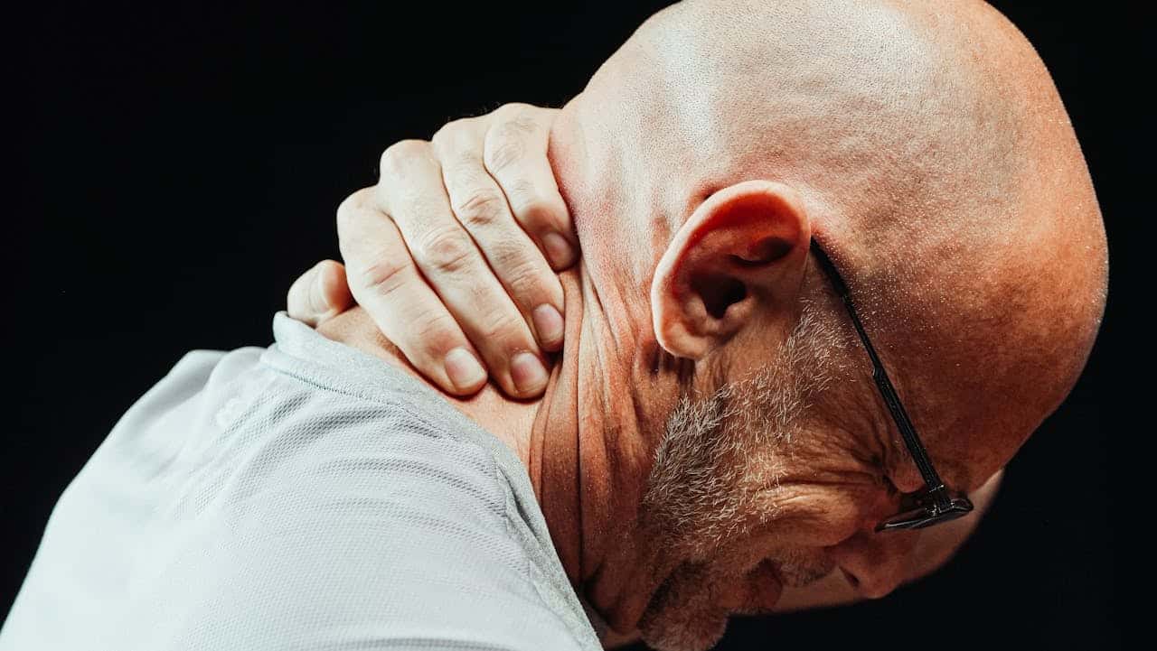 Persona che si tocca il collo dopo un colpo di frusta